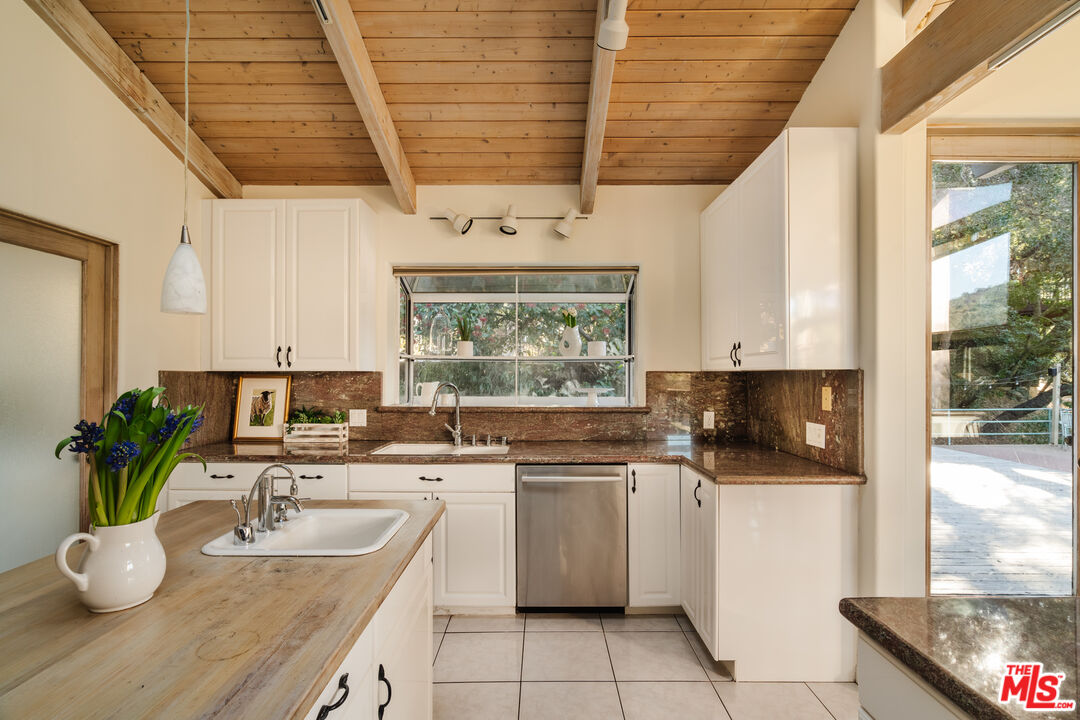229 Muerdago Road Topanga, CA 90290 - Photo 11 of 59