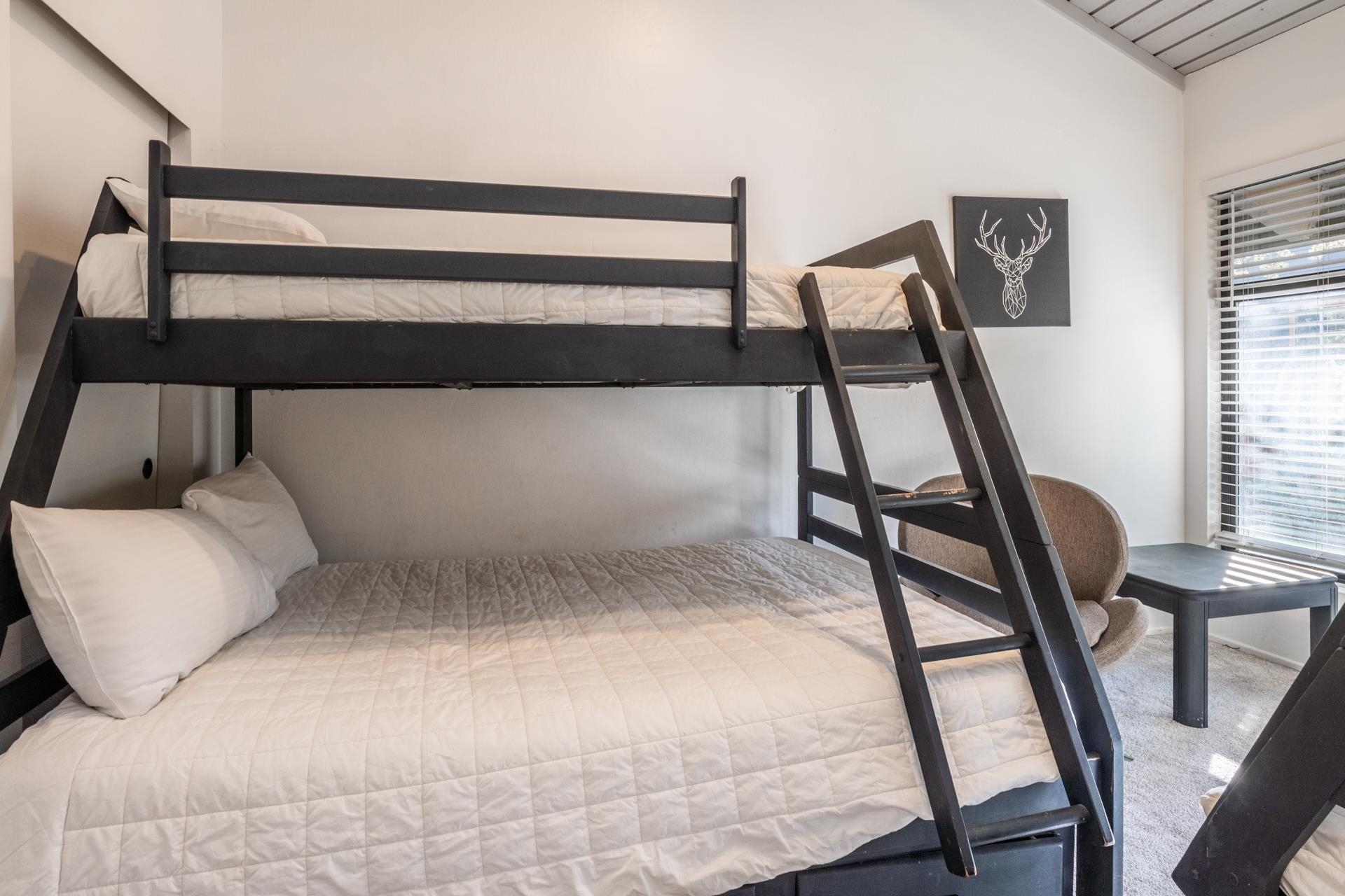 2252 Meridian Boulevard, Unit 5 Mammoth Lakes, CA 93546 - Photo 15 of 33 a view of entryway