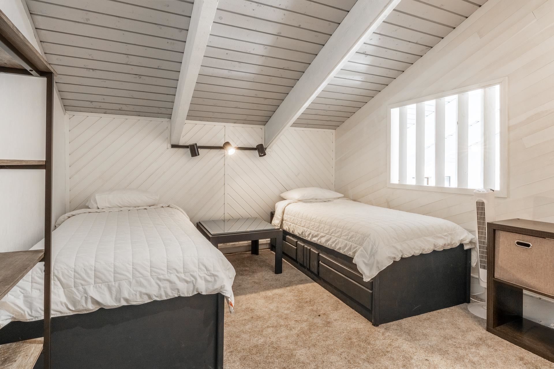 2252 Meridian Boulevard, Unit 5 Mammoth Lakes, CA 93546 - Photo 20 of 33 a bedroom with a bed and a night stand