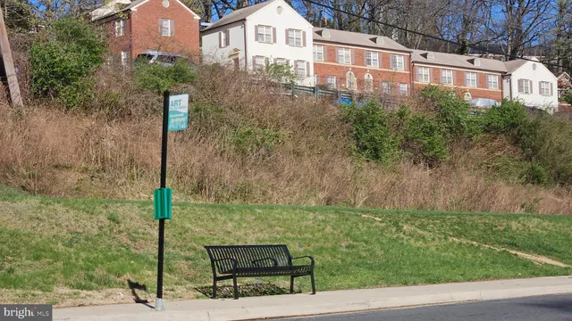 a view of entryway with a yard