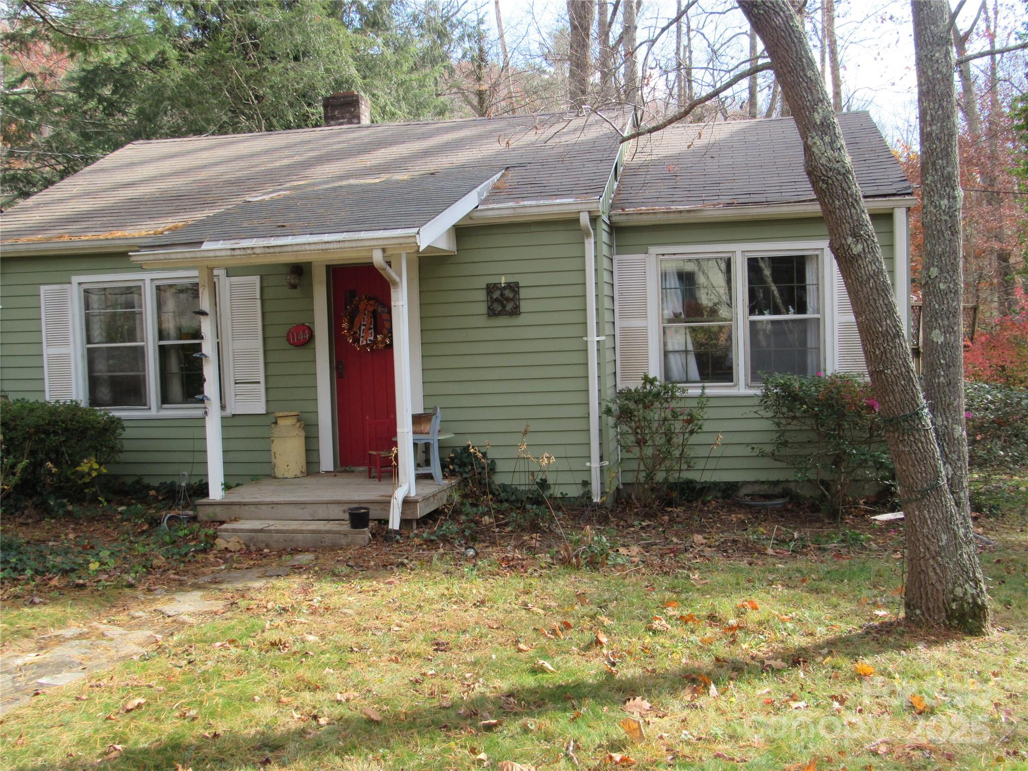 a view of a house with backyard and garden