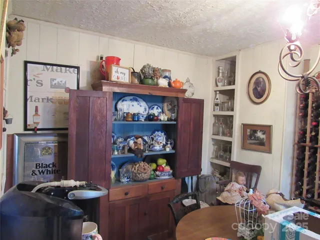a view of entryway and kitchen