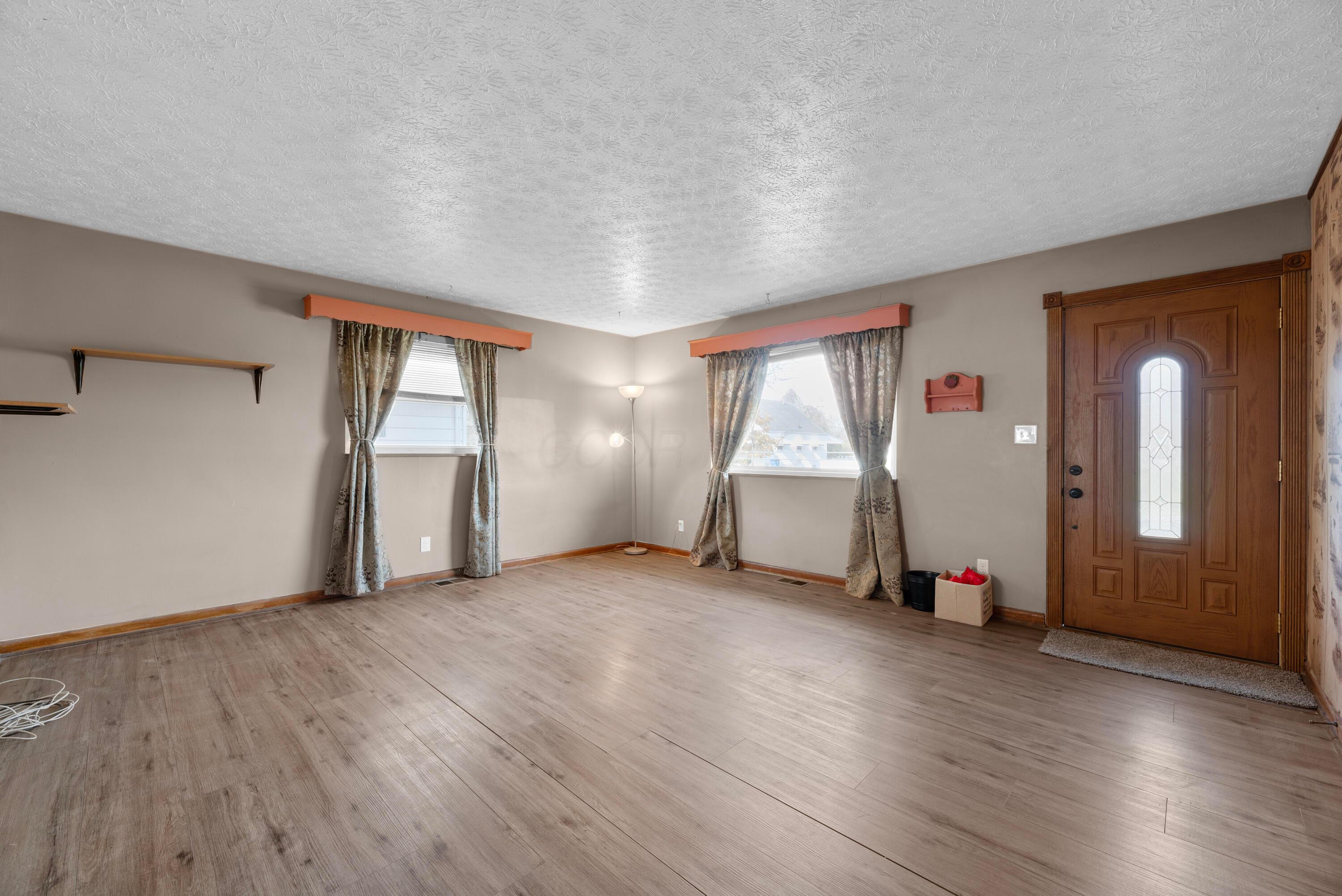 3251 Eakin Road Columbus, OH 43204 - Photo 4 of 37 MAR_8684