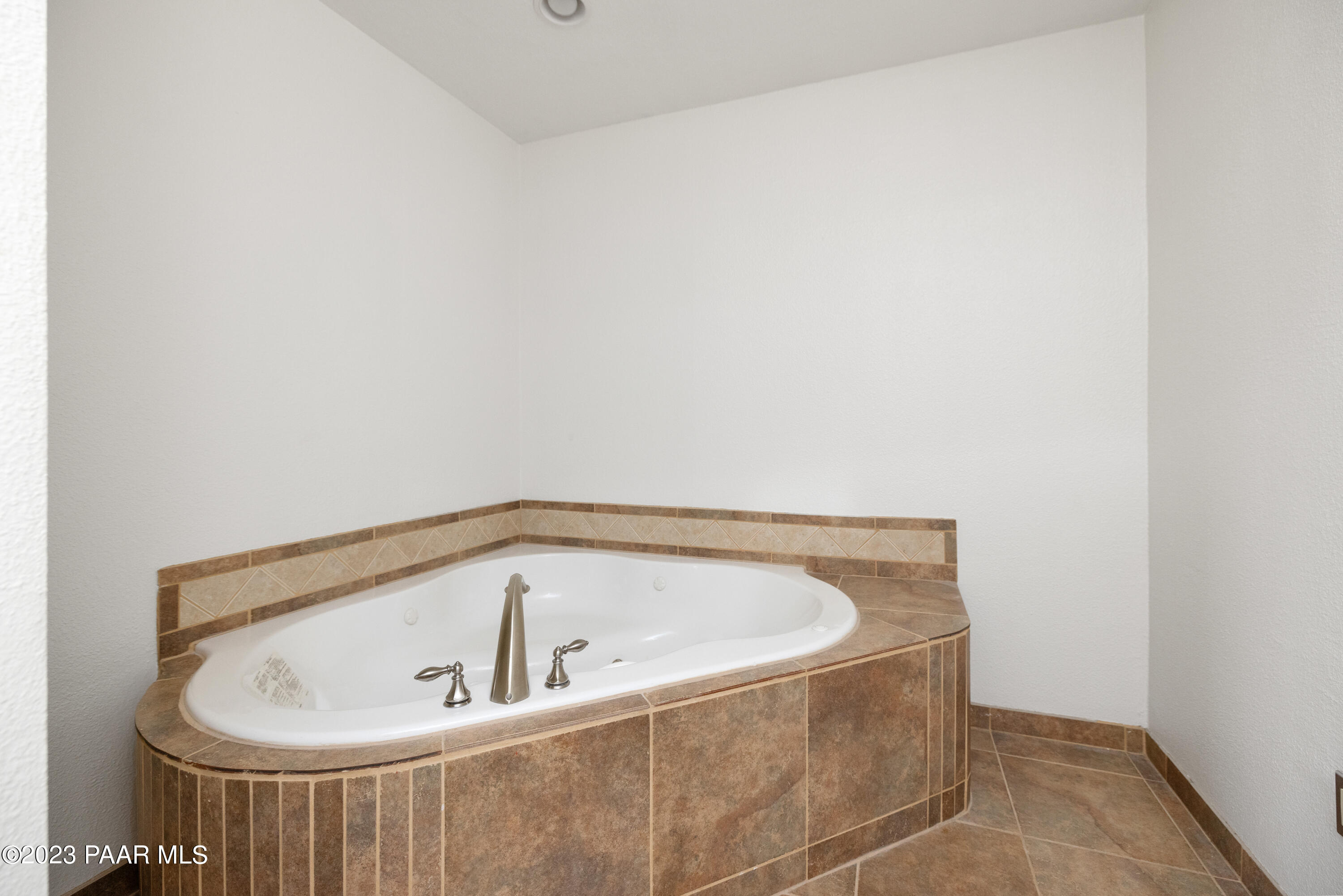 2144 Lessig Circle Prescott, AZ 86303 - Photo 15 of 25 Primary Bathroom
