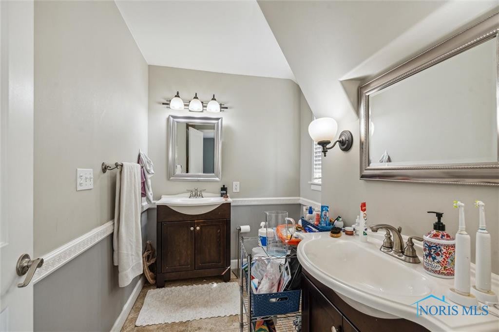 3821 Sulphur Spring Road Toledo, OH 43606 - Photo 26 of 41 Master Bathroom