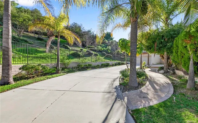 a view of a livingroom with furniture and an entryway