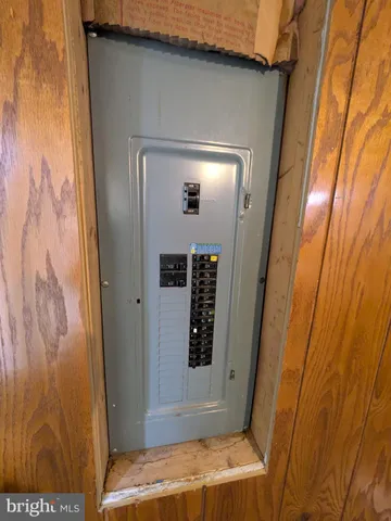 a view of empty room with window