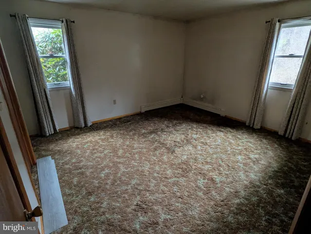 a view of empty room with window