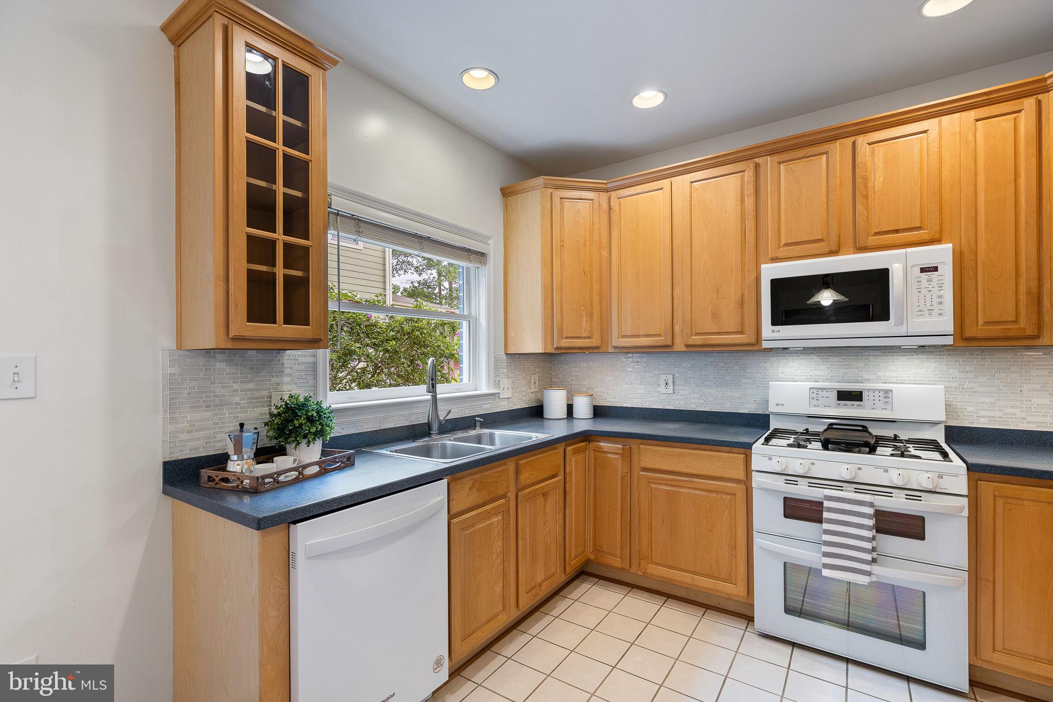 4120 21st Road North Arlington, VA 22207 - Photo 11 of 35 Tile backsplash