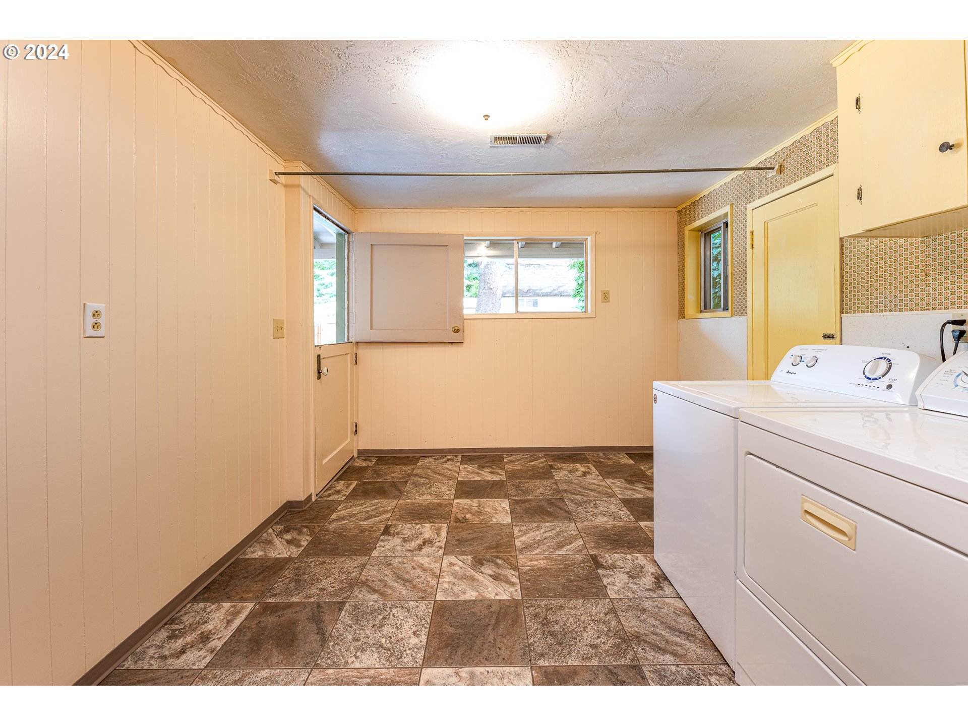 2875 Adams Street Eugene, OR 97405 - Photo 18 of 47 a utility room with dryer and washer