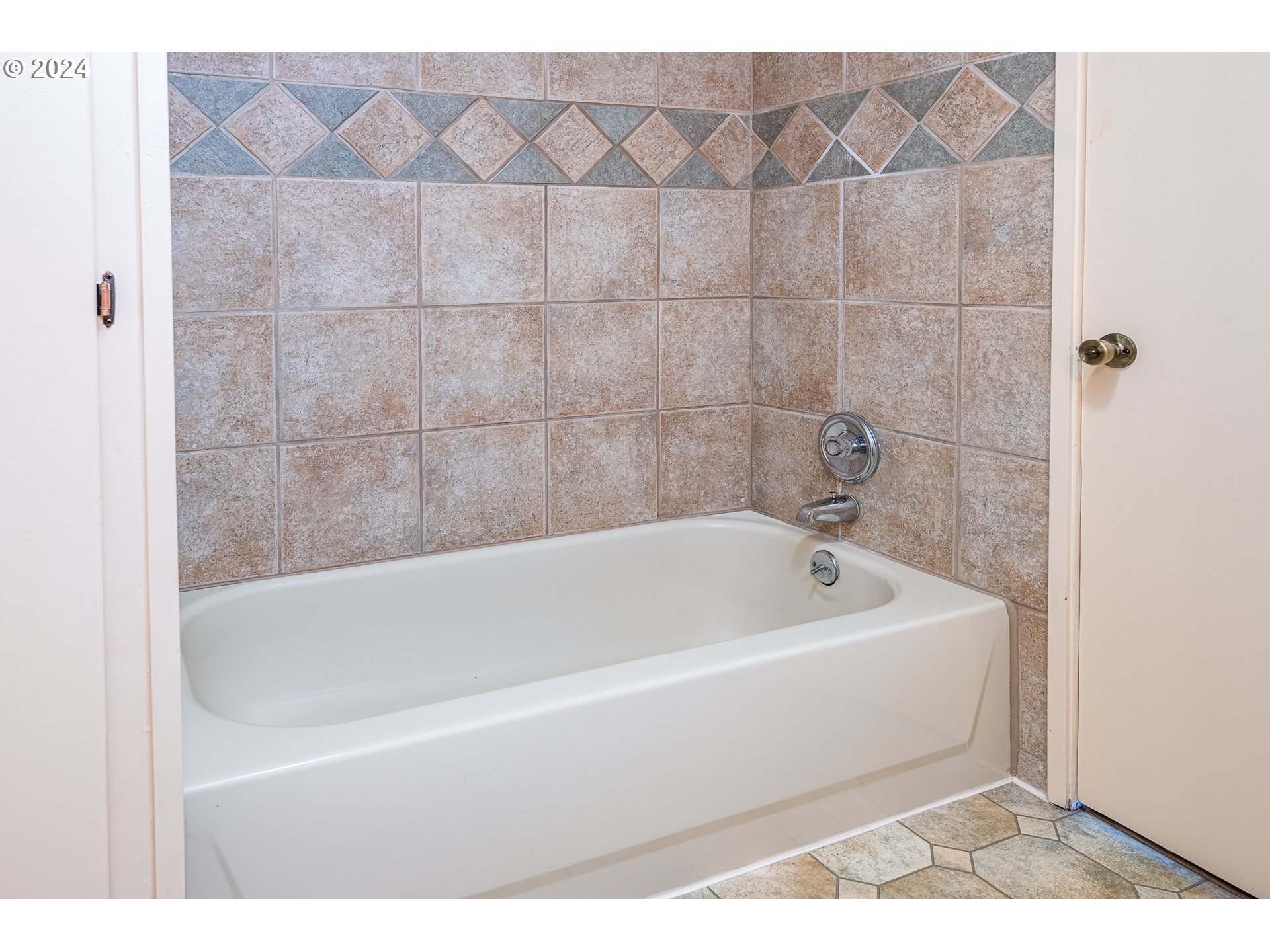 2875 Adams Street Eugene, OR 97405 - Photo 23 of 47 a bathroom with a bathtub
