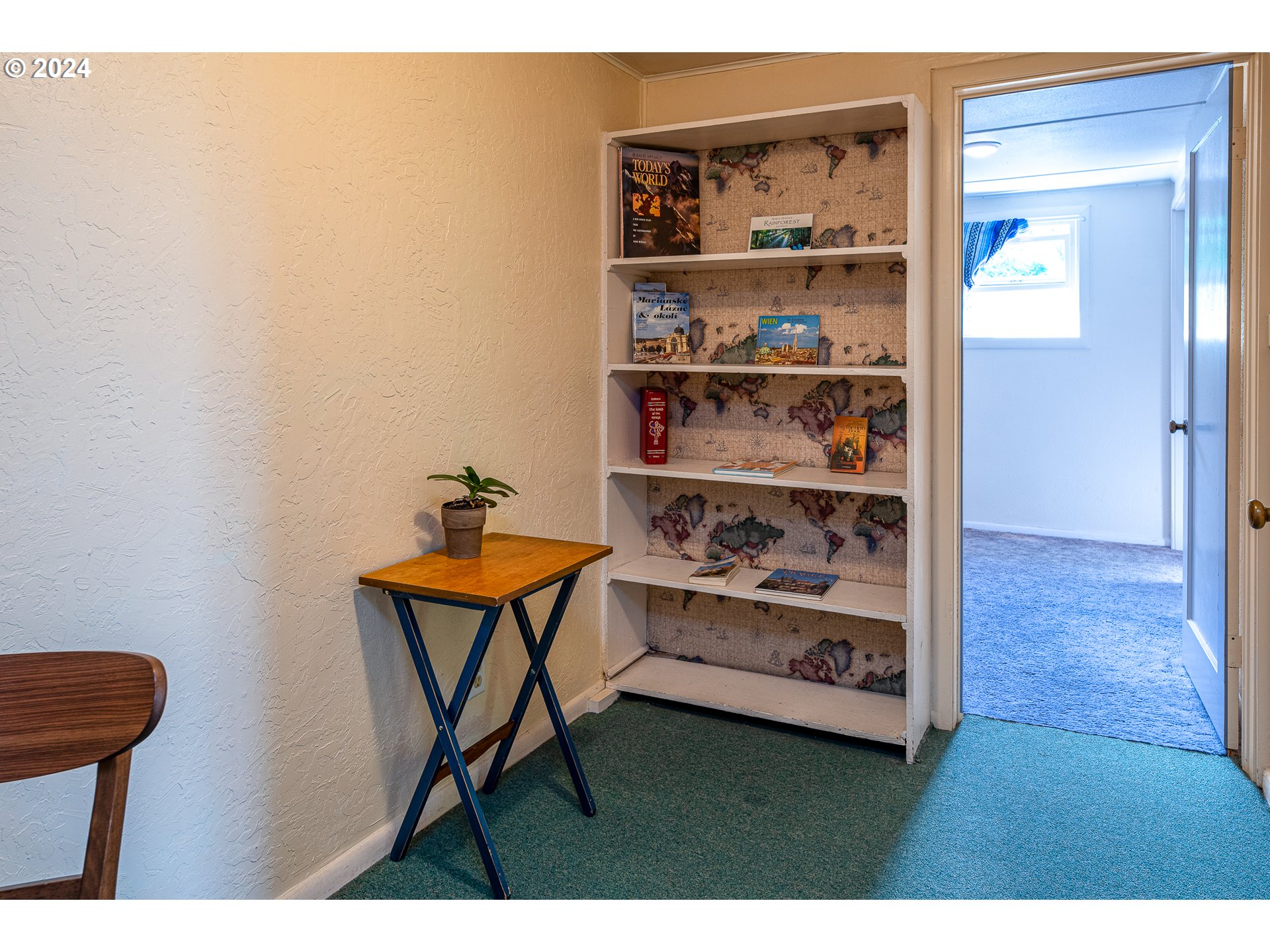 2875 Adams Street Eugene, OR 97405 - Photo 34 of 47 a room with table and chair