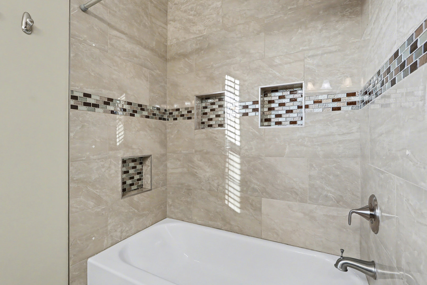 1576 Marigold Lane Minooka, IL 60447 - Photo 18 of 25 a bathroom with a shower a mirror and a shower
