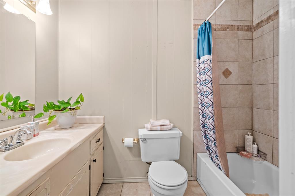 101 Taylor Street Como, TX 75431 - Photo 18 of 39 a bathroom with a sink a toilet and tub