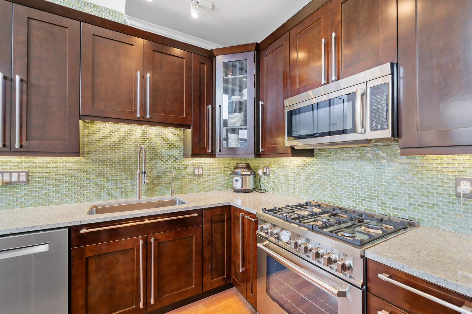 Undisclosed Address Chicago, IL 60607 - Photo 7 of 38