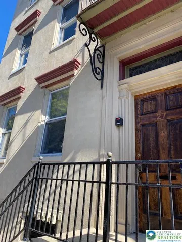 an outdoor view of house