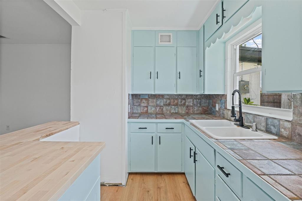 275 Garden Road Venice, FL 34293 - Photo 4 of 12 Gallery Image 4