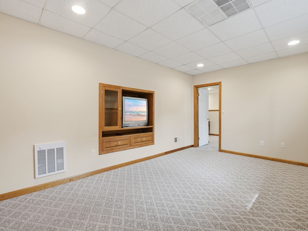 48 Oak Knoll Road Lowell, MA 01852 - Photo 25 of 41