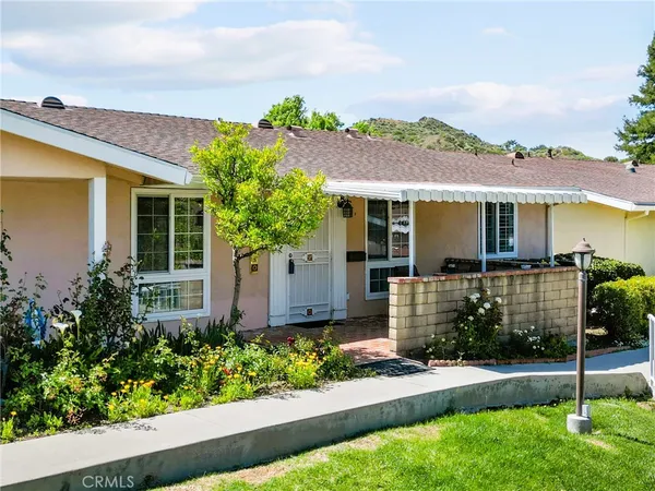 $329,800 | 19163 Avenue Of The Oaks, Unit A, Newhall, CA 91321