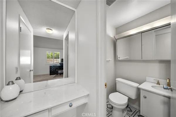$329,800 | 19163 Avenue Of The Oaks, Unit A, Newhall, CA 91321