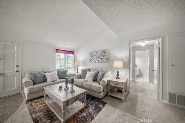 $329,800 | 19163 Avenue Of The Oaks, Unit A, Newhall, CA 91321