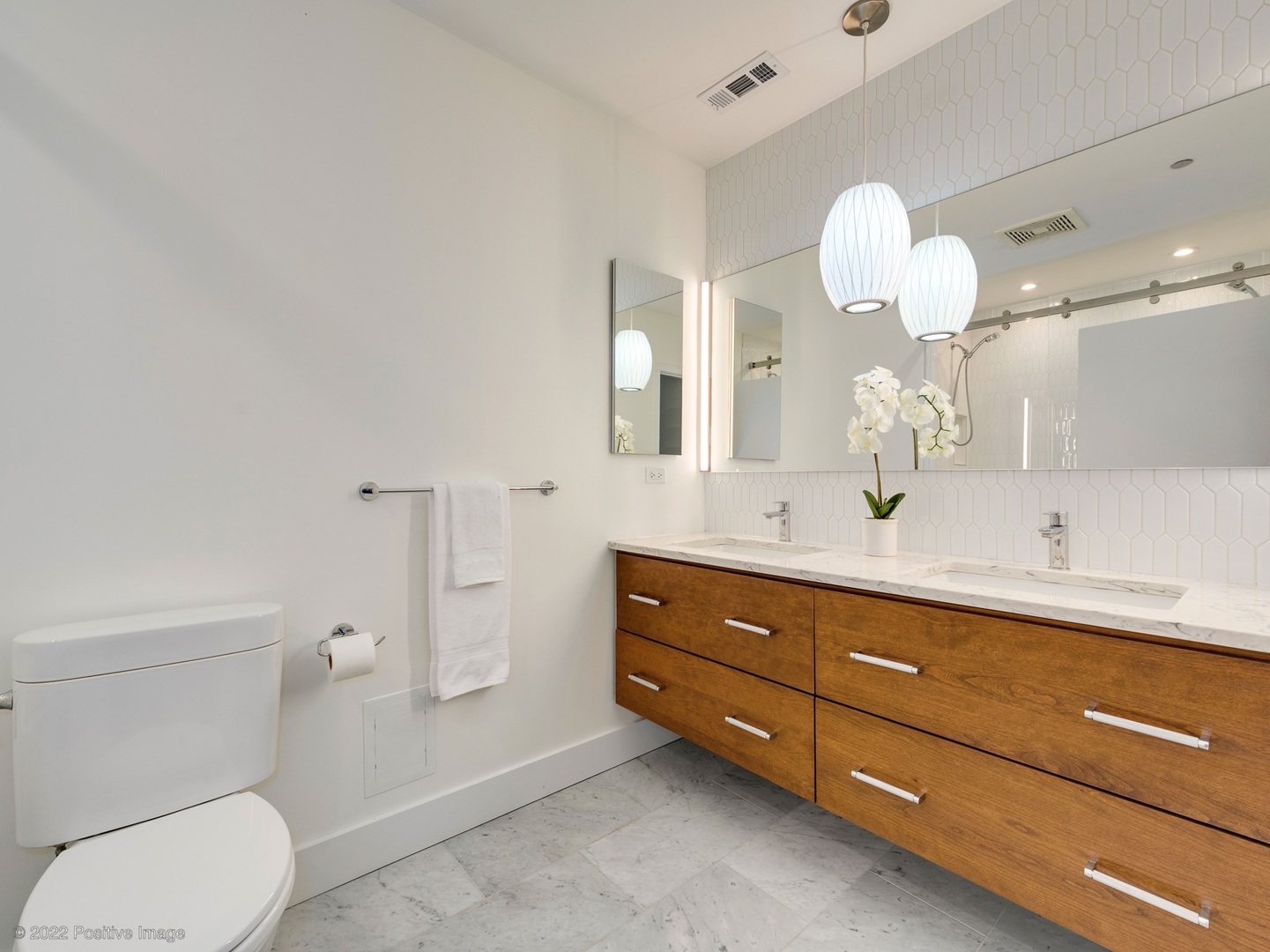 1000 West Adams Street, Unit 613 Chicago, IL 60607 - Photo 10 of 26 a bathroom with a toilet a sink and mirror