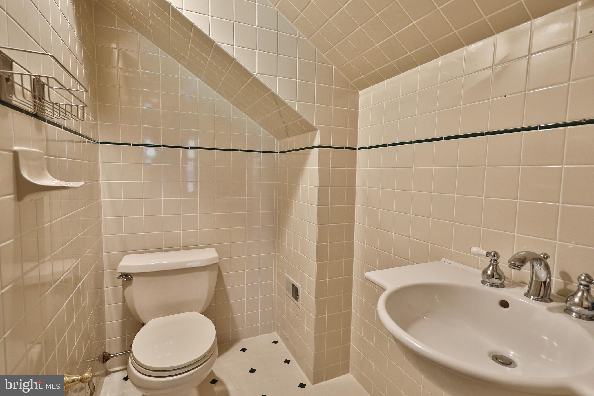 3010 Oakridge Farm Road Huntingdon Valley, PA 19006 - Photo 36 of 48 Bathroom 4