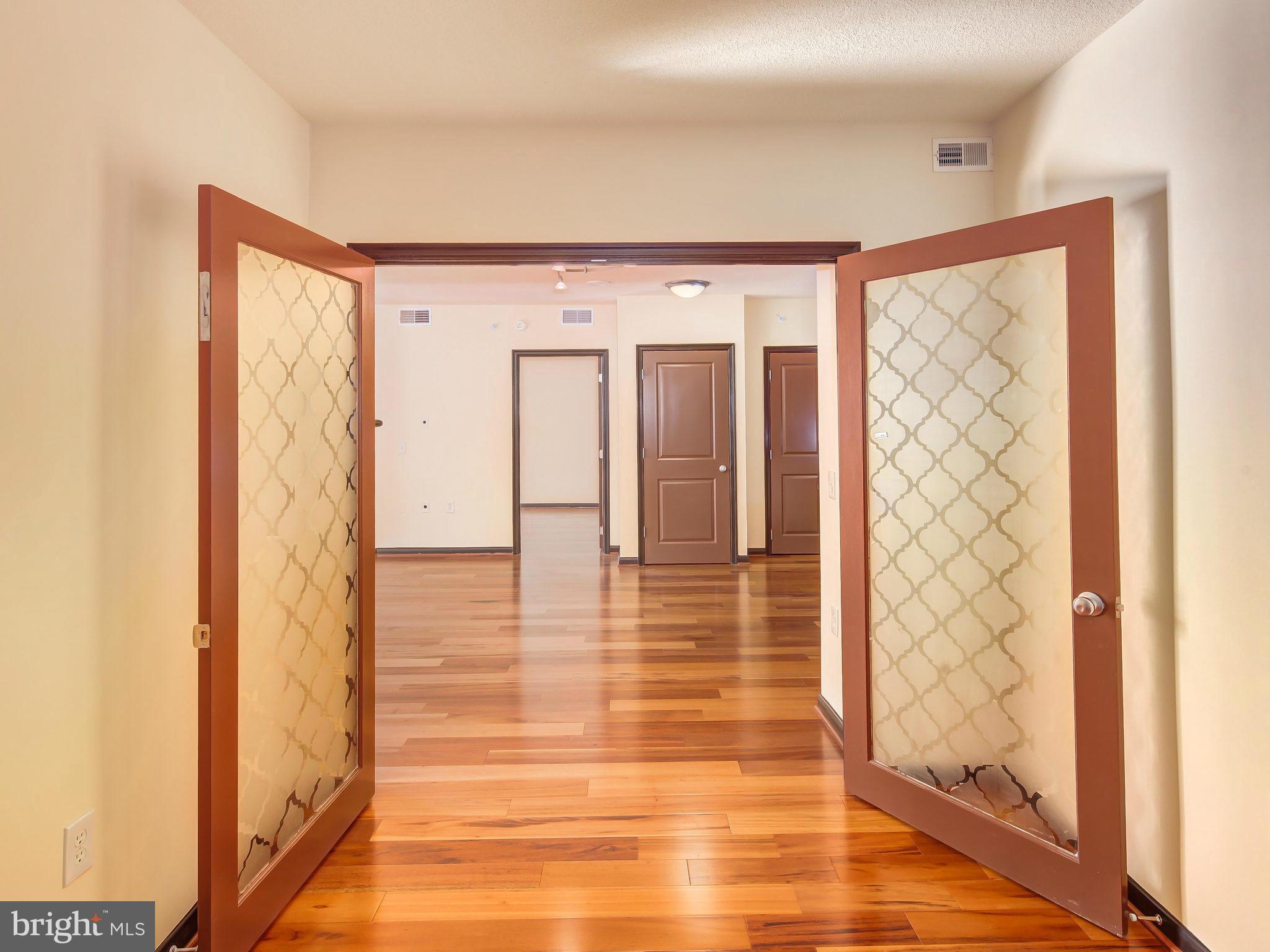 851 North Glebe Road, Unit 921 Arlington, VA 22203 - Photo 12 of 29 a view of a hallway with wooden floor and a bathroom
