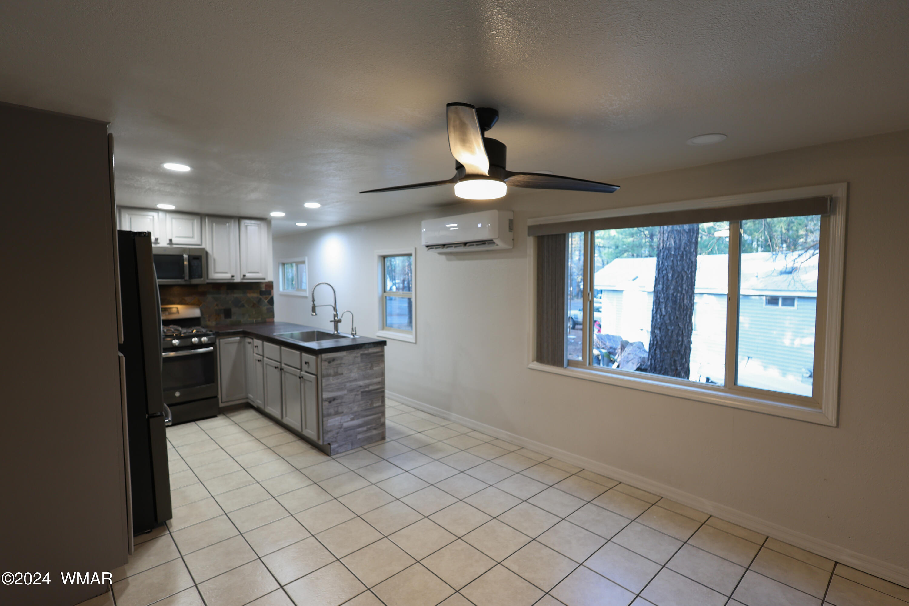 2800 South White Mountain Road Show Low, AZ 85901 - Photo 3 of 15 Living/Kitchen