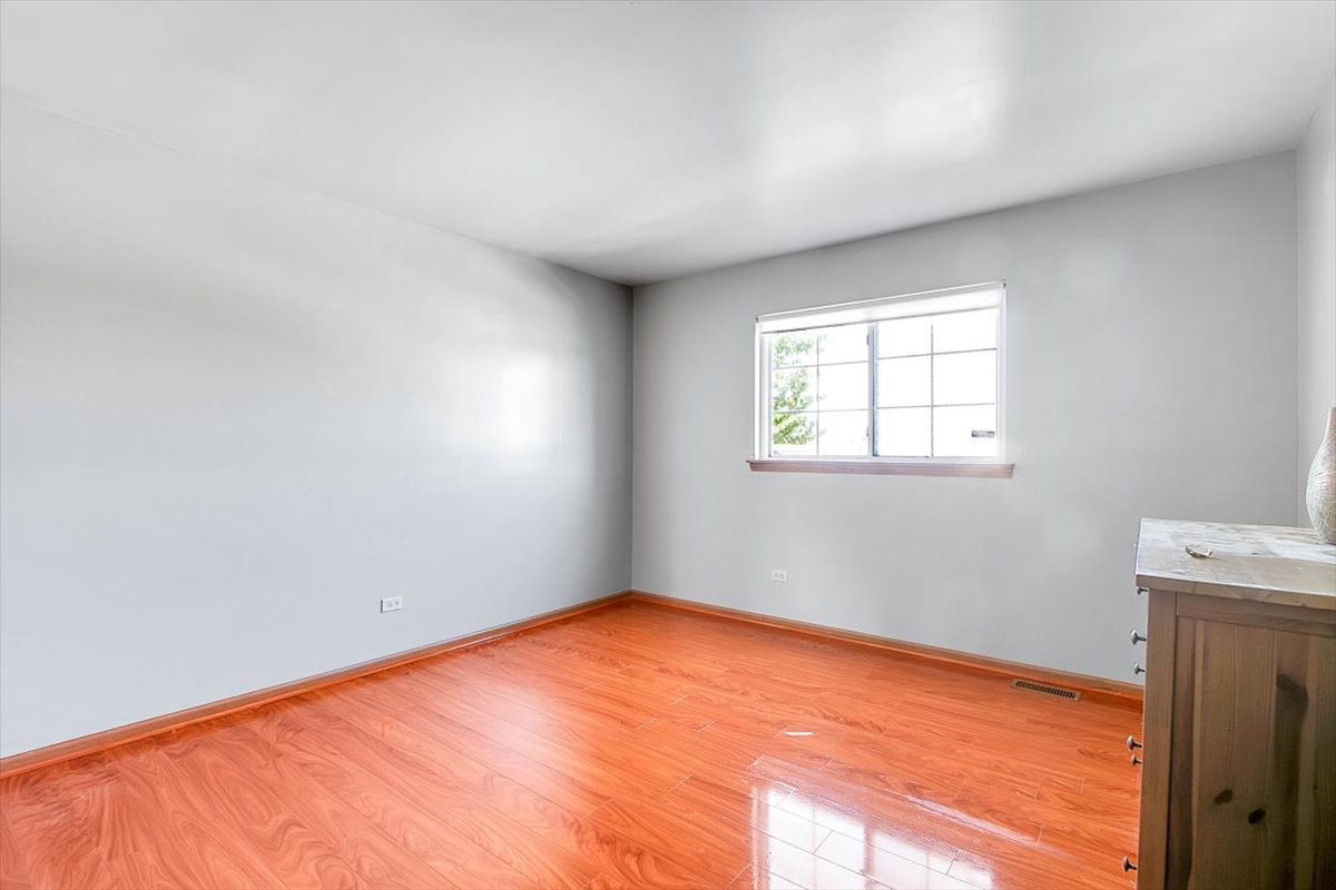 663 Primrose Lane Matteson, IL 60443 - Photo 14 of 32 an empty room with a window