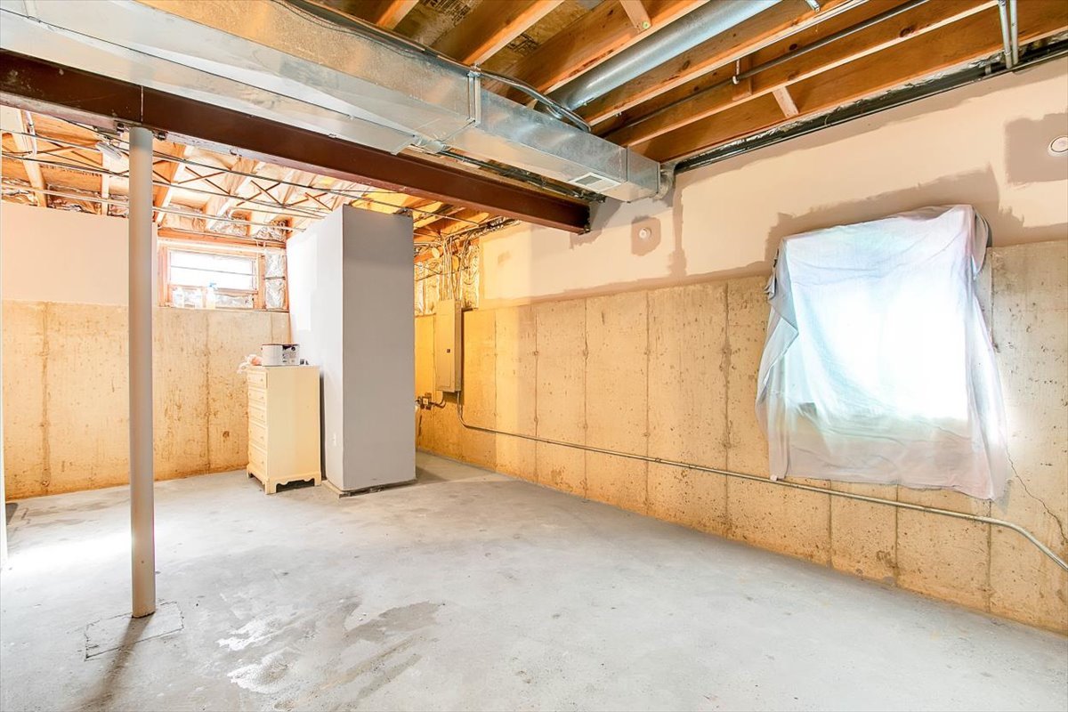 663 Primrose Lane Matteson, IL 60443 - Photo 24 of 32 a view of an empty room