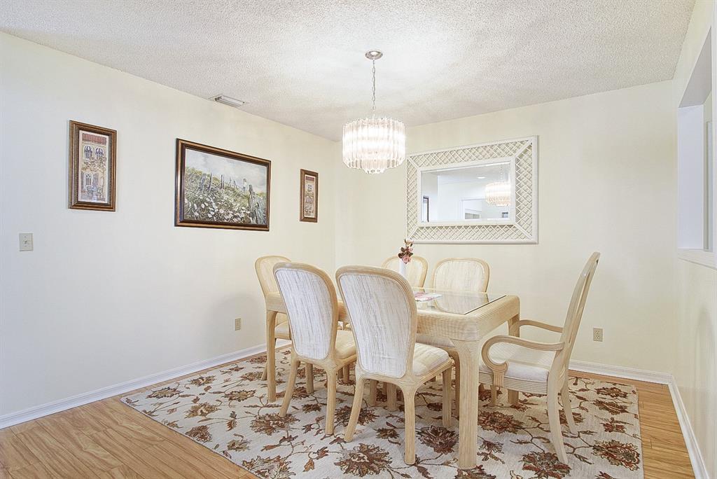 6081 Southeast Landing Way, Unit 9 Stuart, FL 34997 - Photo 10 of 31 a dining room with table and chair