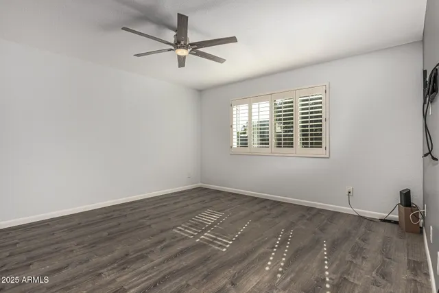 a view of a livingroom with a ceiling fan