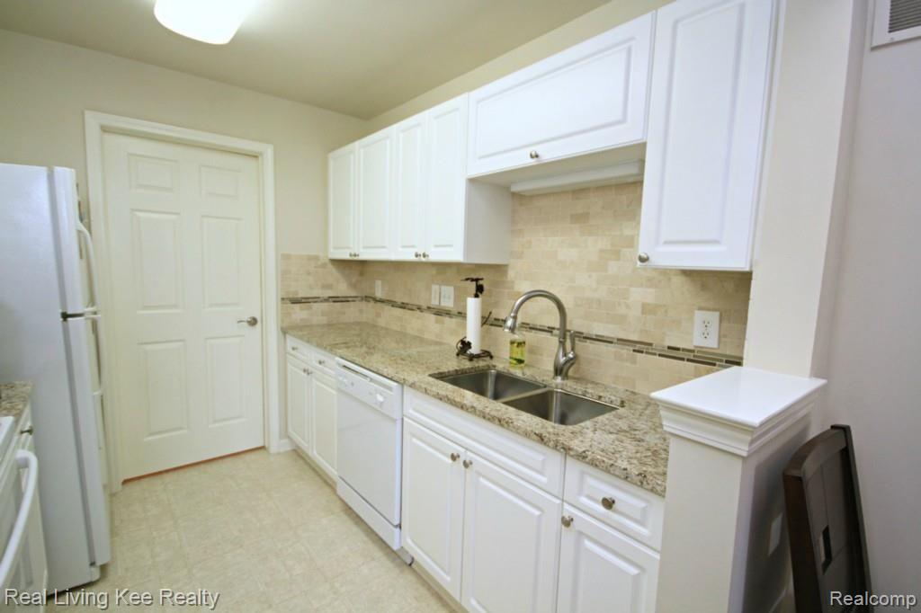 3511 Tremonte Circle Rochester, MI 48306 - Photo 10 of 22 3511 Tremonte 021.jpg