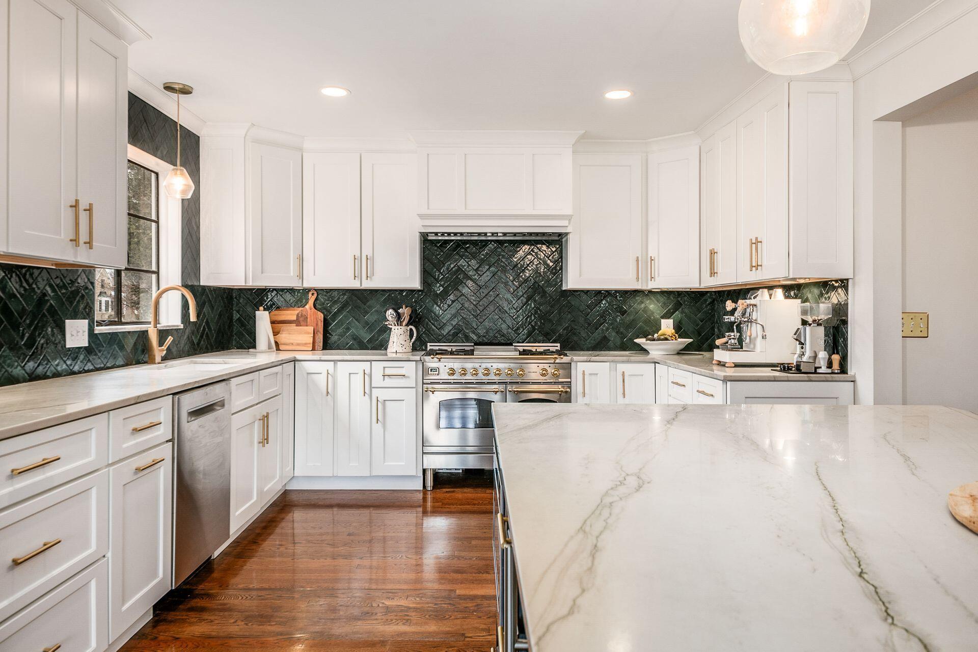 1806 Edgemont Road Columbus, OH 43212 - Photo 9 of 57 Quartzite Counters