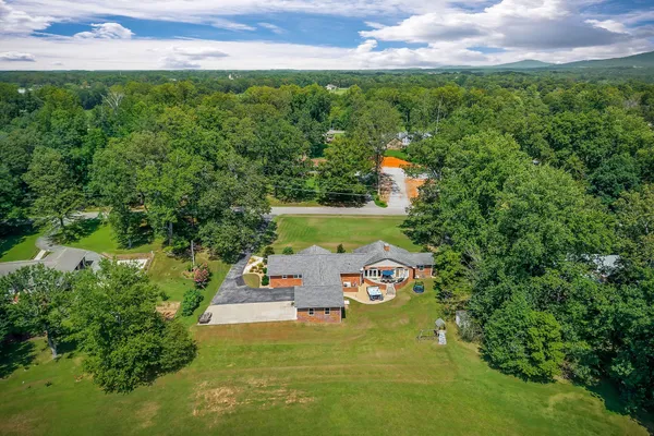 $649,900 | 760 Lakeland Drive, McMinnville, TN 37110