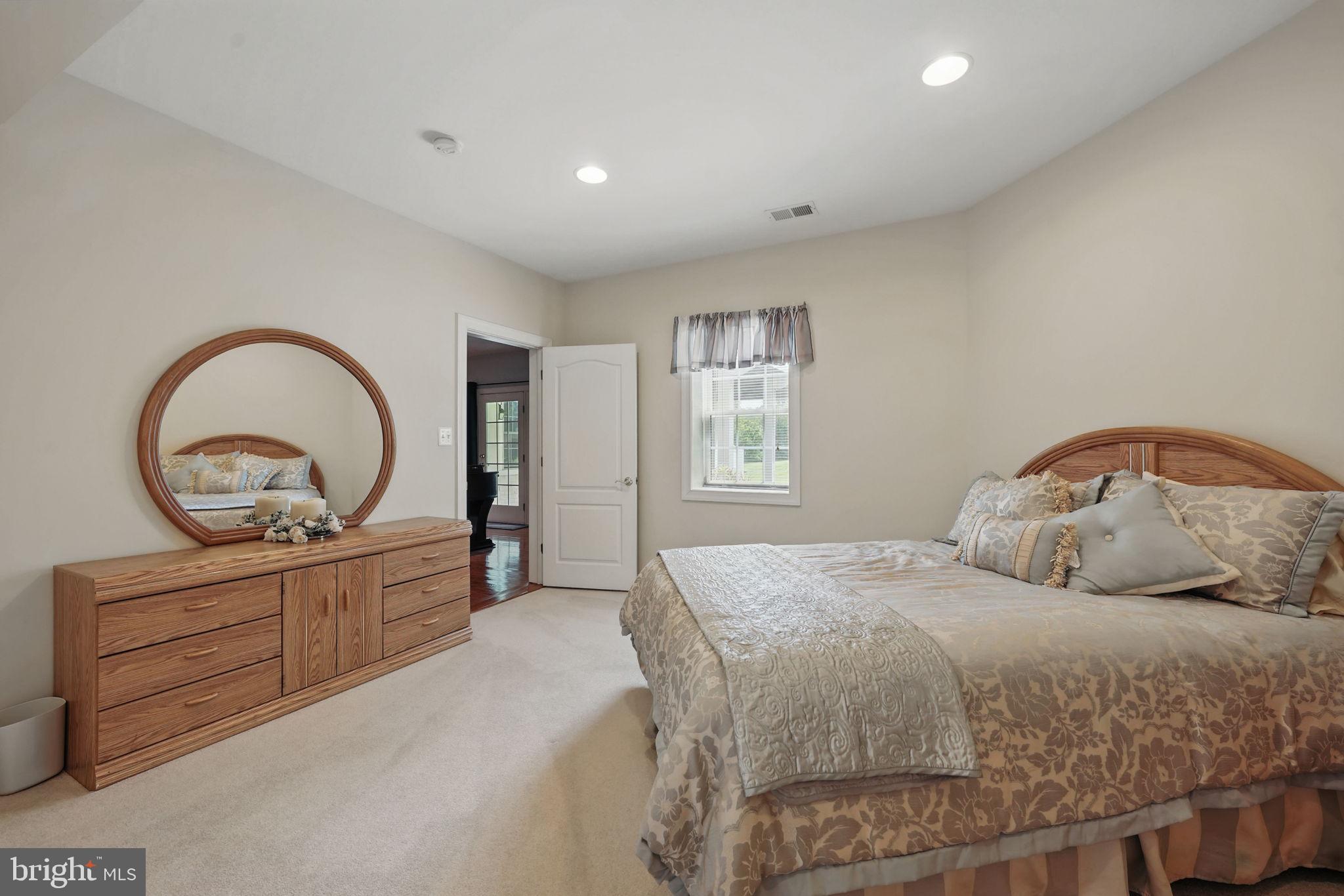 40755 Lenah Run Circle Aldie, VA 20105 - Photo 24 of 37 a bedroom with a bed and a dresser