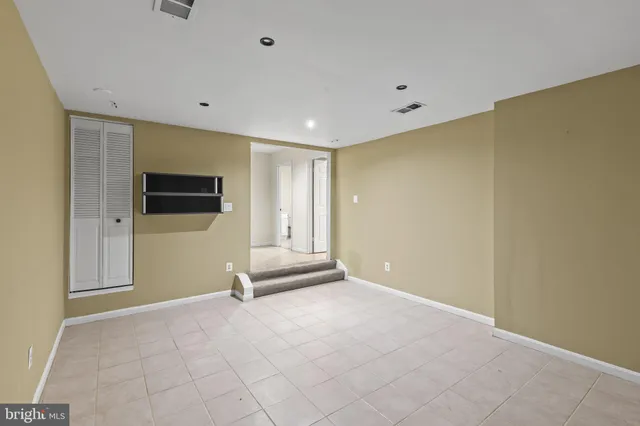 a view of entryway with livingroom