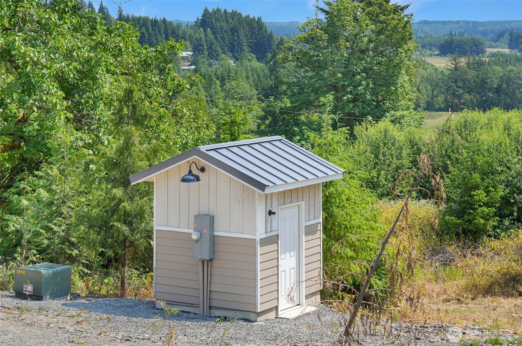 215 Sanderson Road Chehalis, WA 98532 - Photo 5 of 17 a front view of a house with a garden