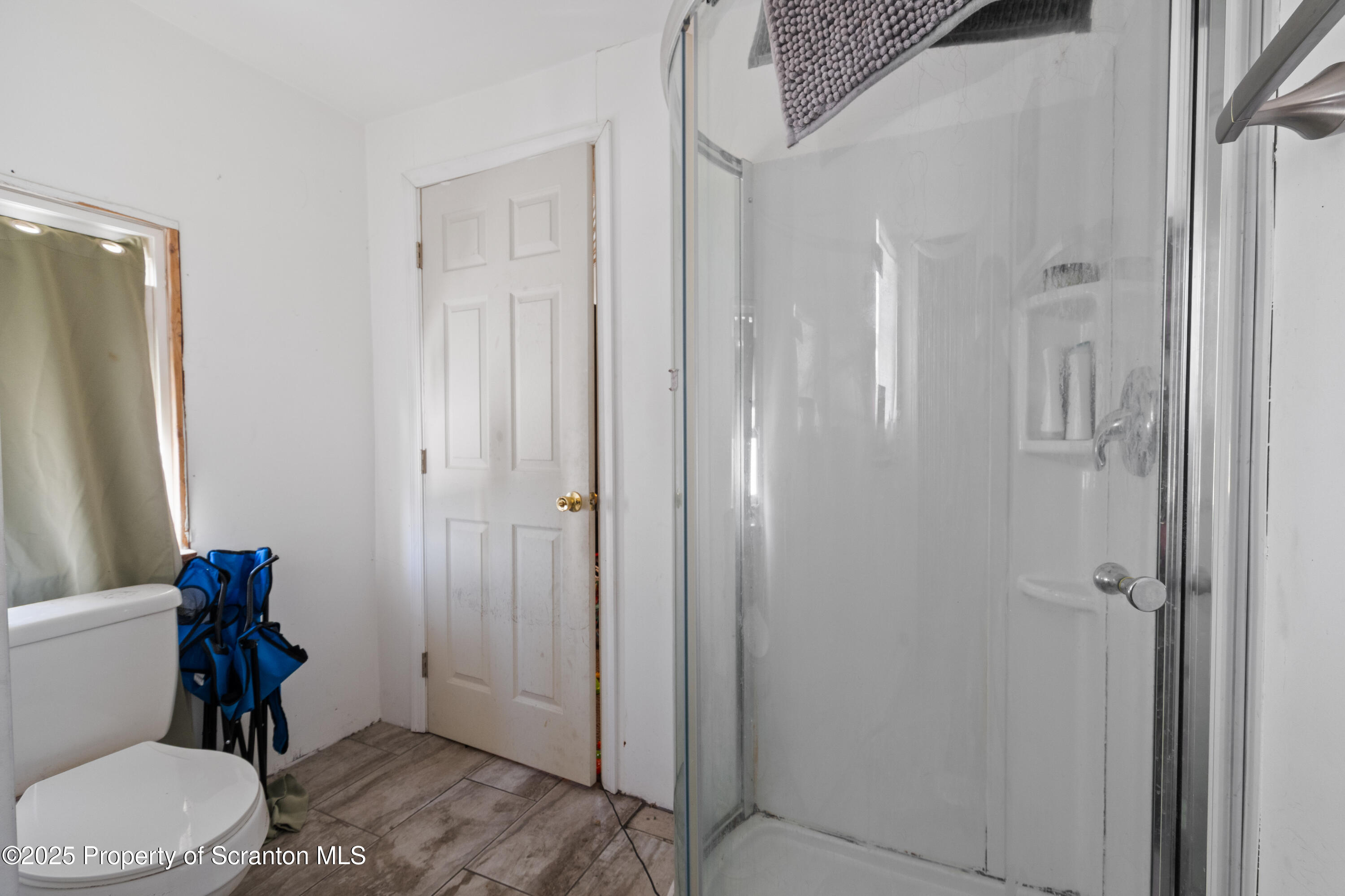 613 East Locust Street Scranton, PA 18505 - Photo 14 of 20 a bathroom with a toilet and a shower