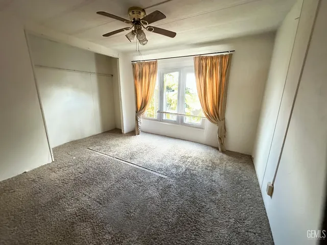 a view of empty room with window