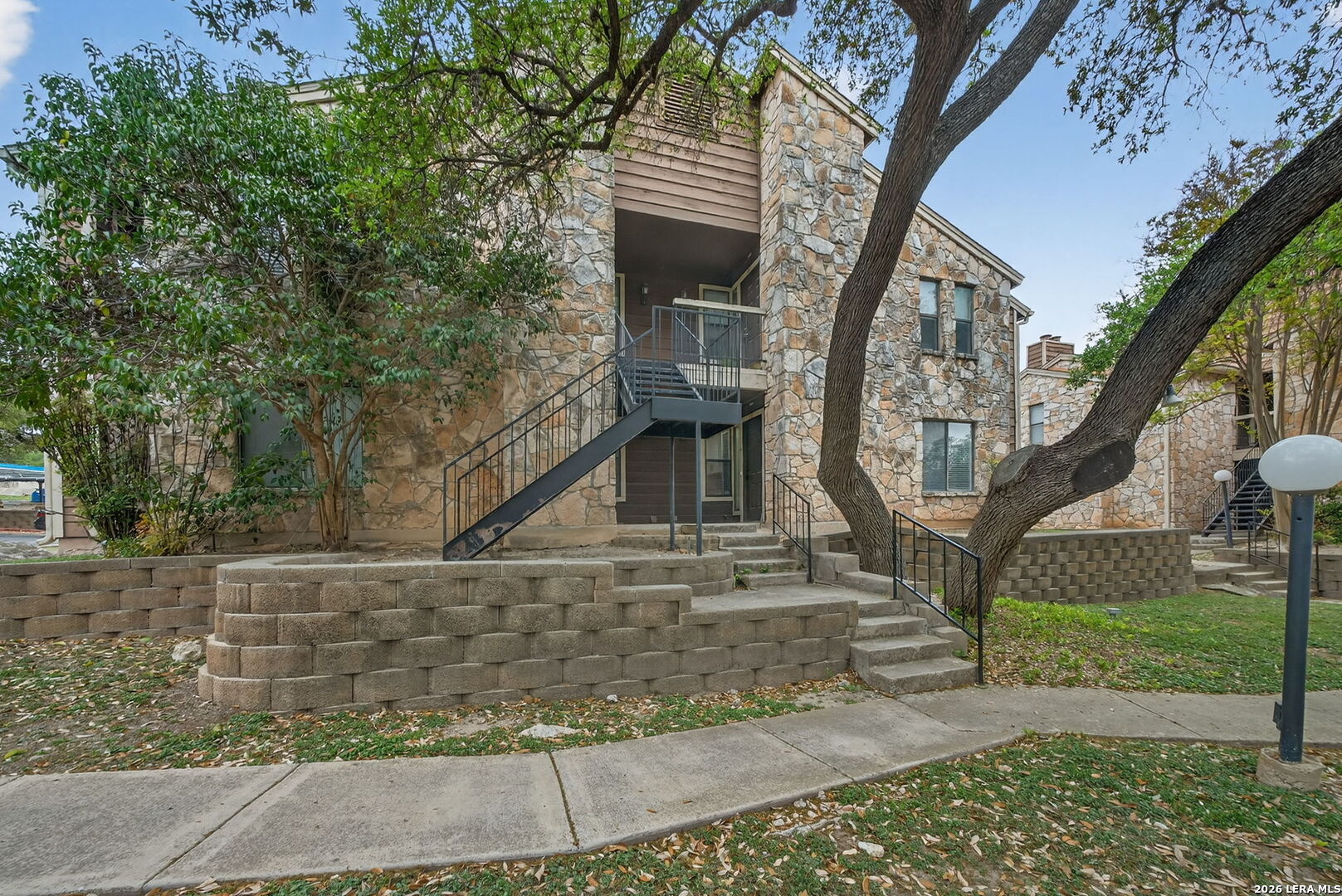 11520 Huebner Road, Unit 501 San Antonio, TX 78230 - Photo 6 of 27 a front view of a house with garden