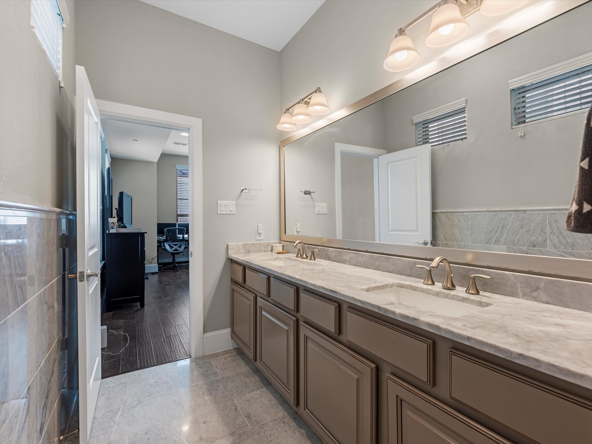 5467 Larkin Street Houston, TX 77007 - Photo 18 of 33 a bathroom with a double vanity sink and a mirror