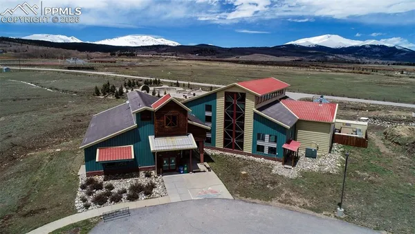 a view of houses with an outdoor space