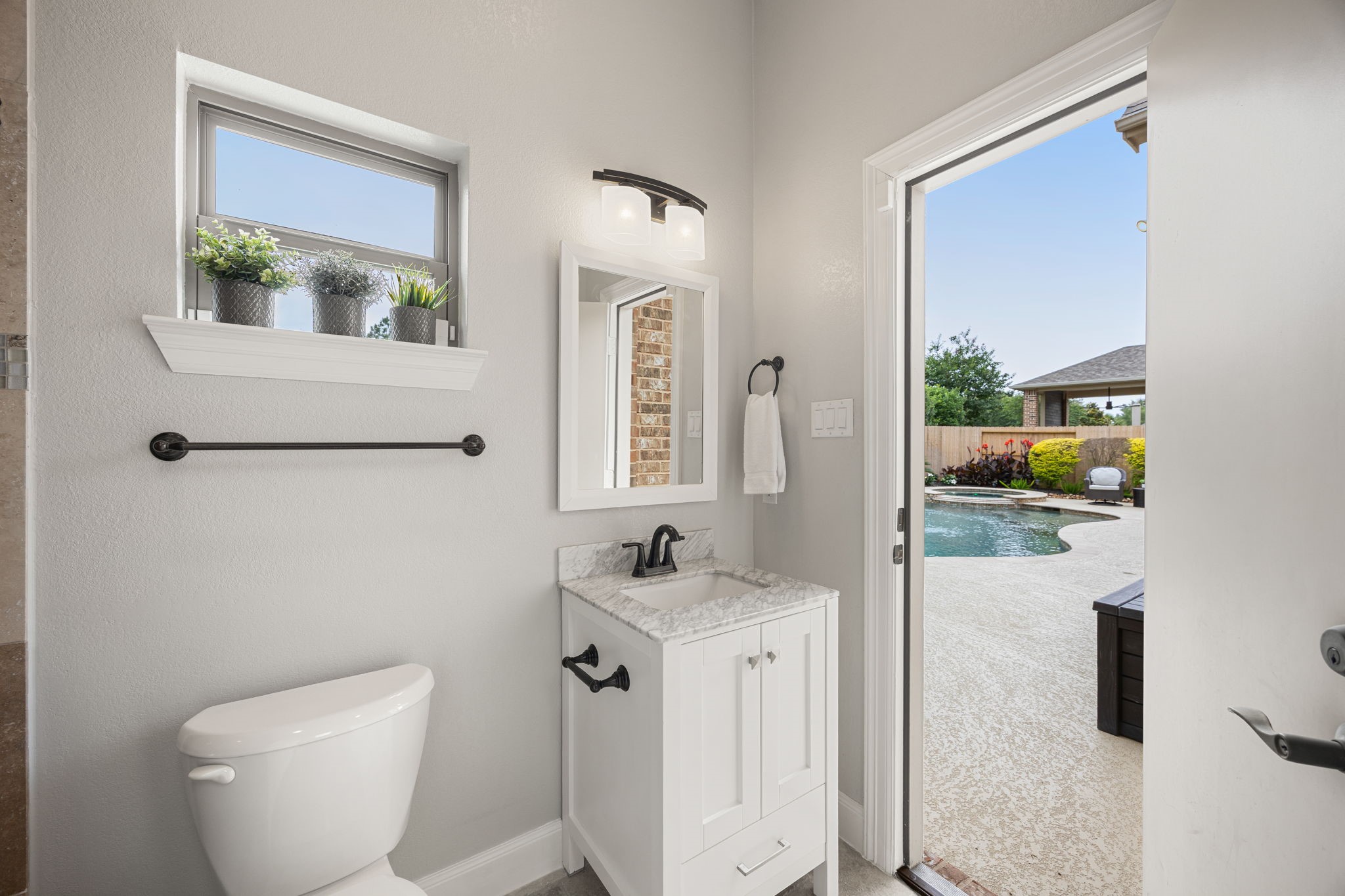 3306 Reston Landing Lane Katy, TX 77494 - Photo 24 of 50 A full-size bathroom conveniently connects the indoor and outdoor living spaces.