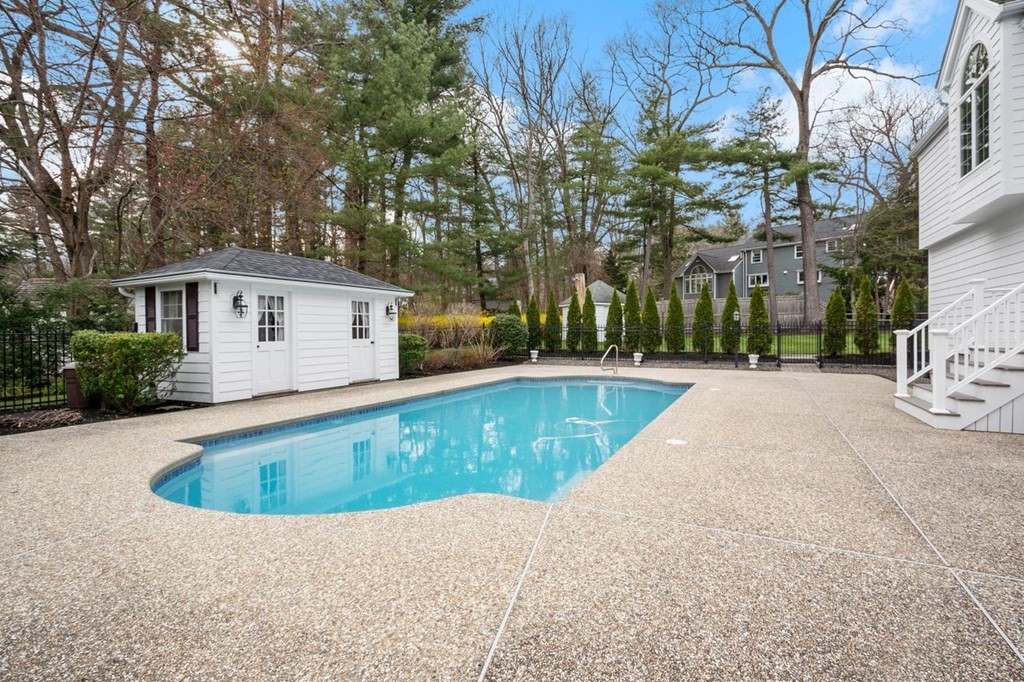 2 Huntingdon Road Lynnfield, MA 01940 - Photo 3 of 41 Gallery Image 3
