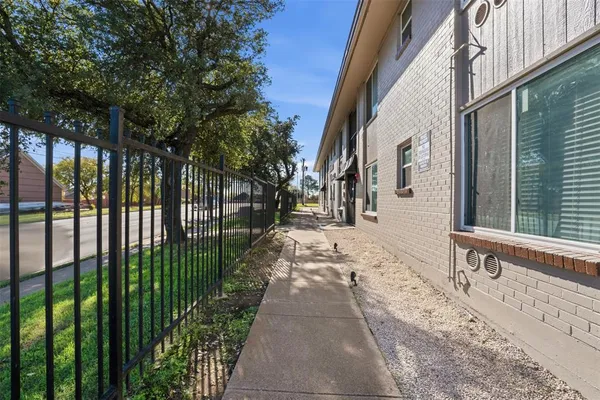 $2,500,000 | 150 South Main Street, Euless, TX 76040