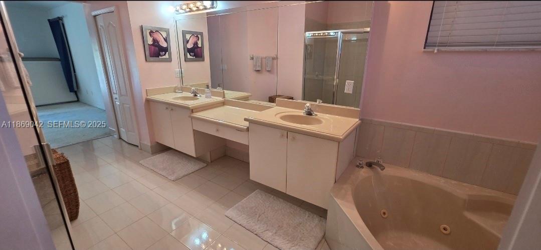 16448 Southwest 67th Terrace Miami, FL 33193 - Photo 33 of 54 a bathroom with a sink a mirror and a bathtub