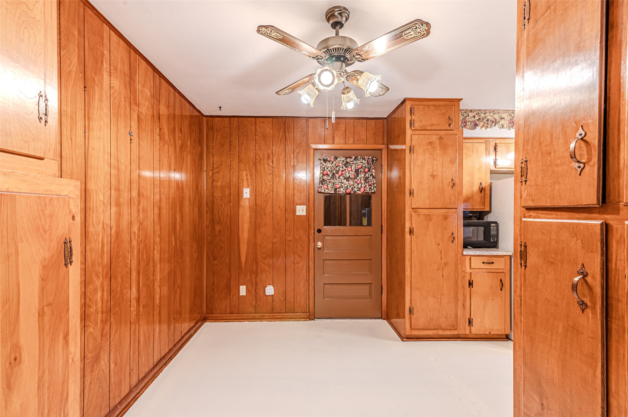 1126 10th Street Hempstead, TX 77445 - Photo 15 of 34 a view of a livingroom with a chandelier fan