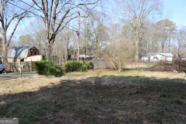 a view of backyard of the house